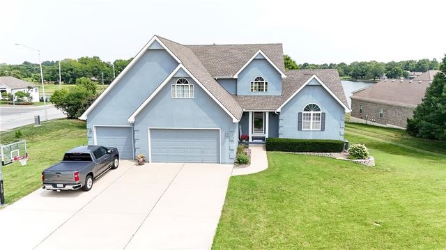 $550,000 | 920 Southwest Drake Drive | Raintree Lake Estates