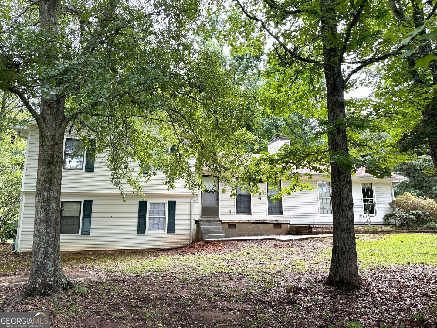 a view of a house with a yard