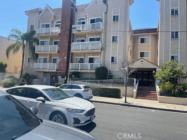 $2,700 | 5135 Zelzah Avenue, Unit 202 | Encino