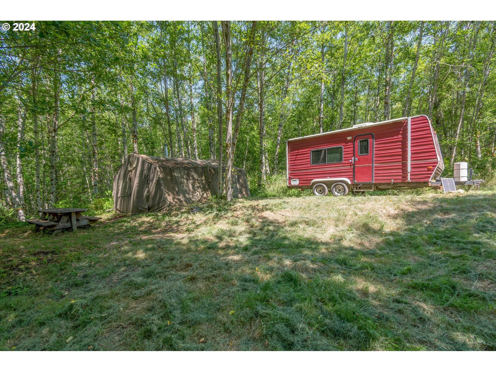 a view of a backyard with barn