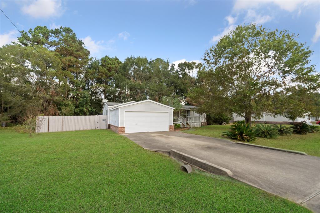 a view of a back yard of the house and green space