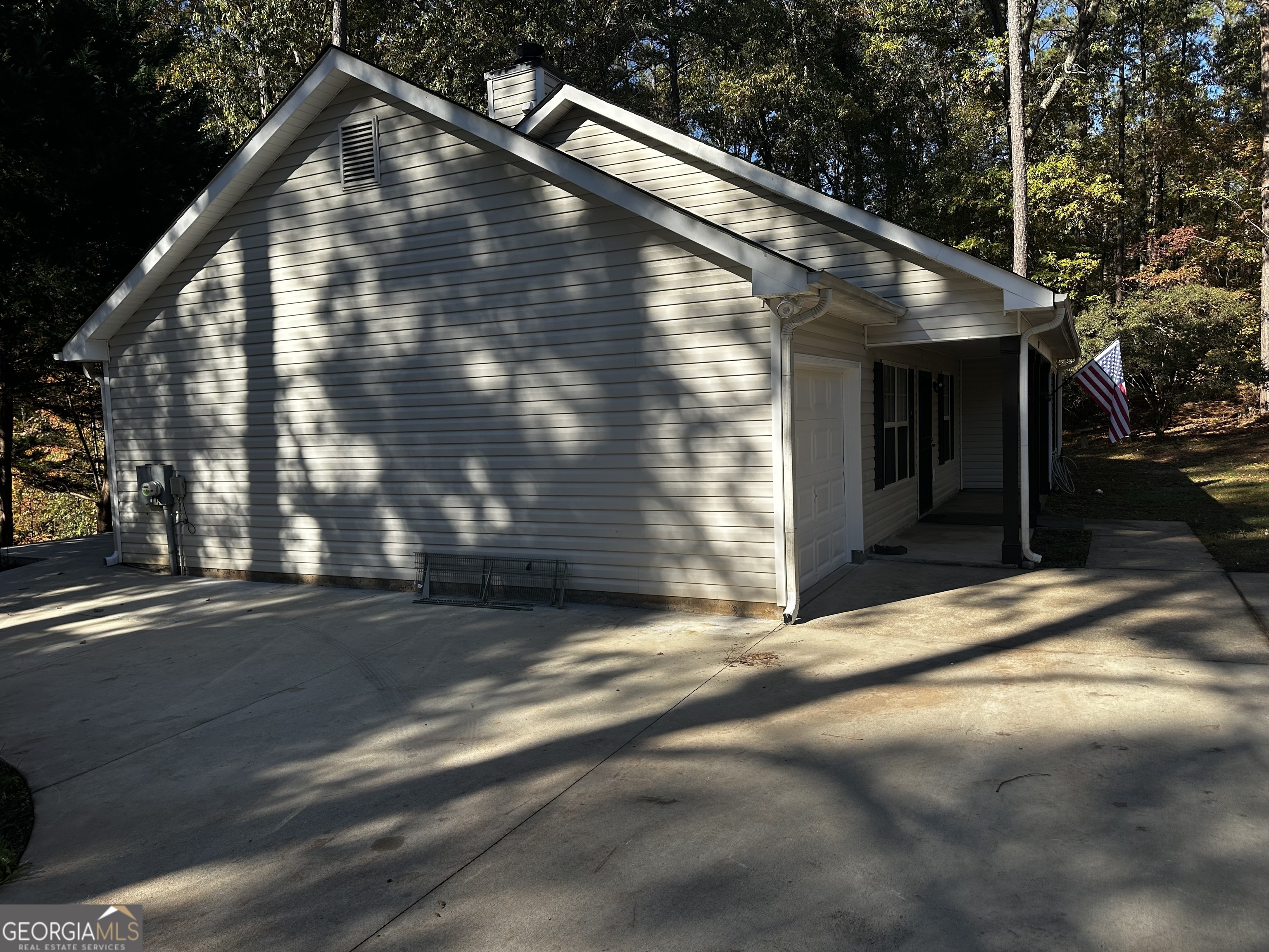 a view of backyard of the house