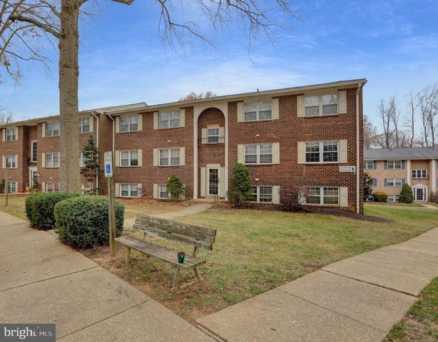 $189,000 | 208 Crocker Drive, Unit 208D | Hickory Hills