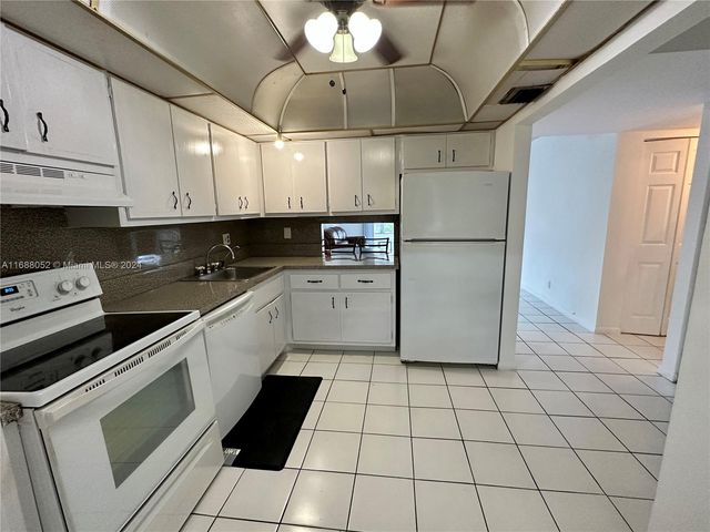 $1,800 | 3051 Northwest 46th Avenue, Unit 203 | Lauderdale Lakes West Gate