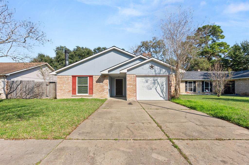 a view of front a house with a yard