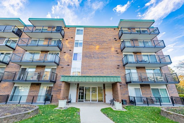 $195,500 | 5S040 Pebblewood Lane, Unit W104 | Pebblewood