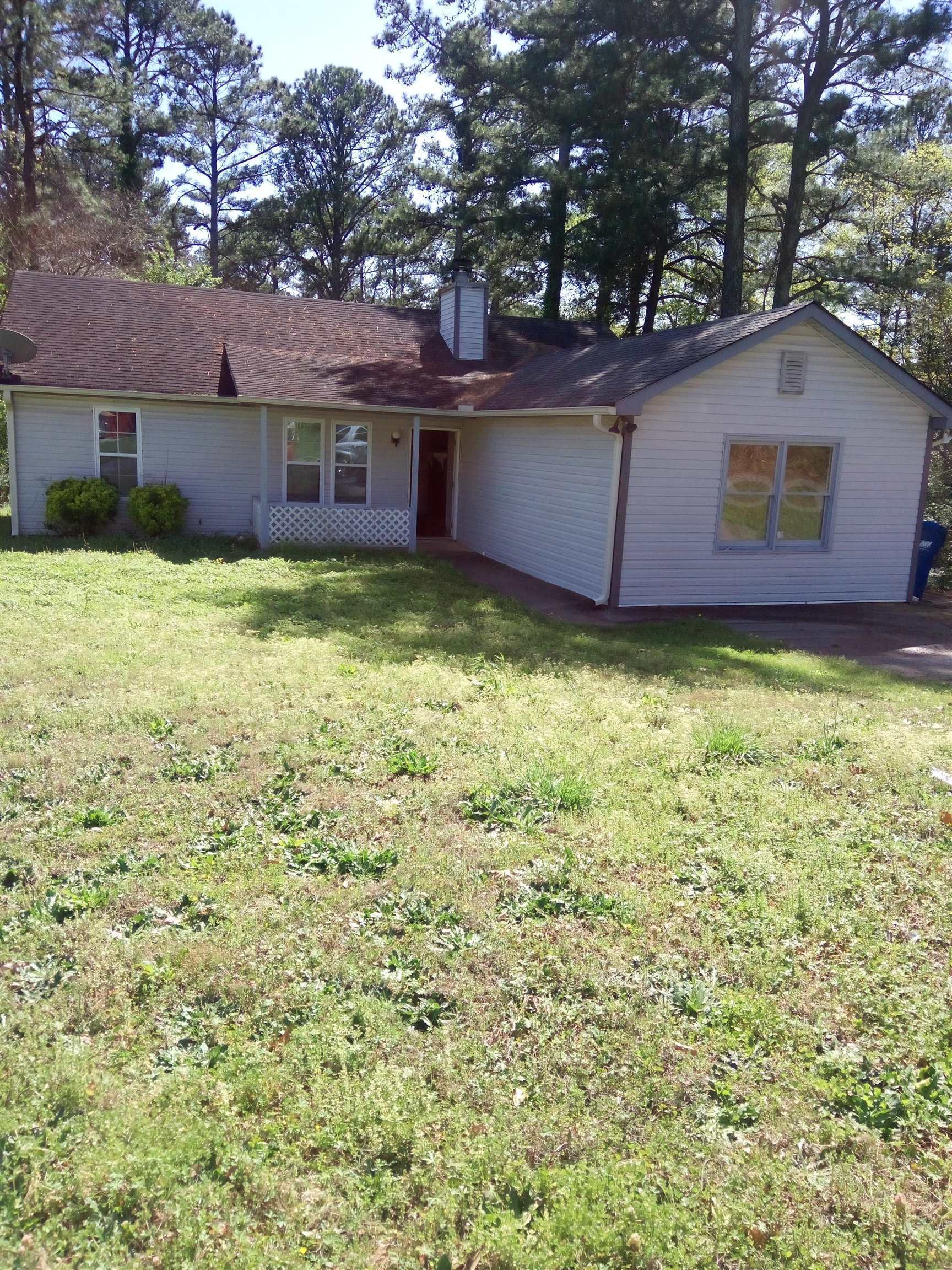 a view of a house with a yard