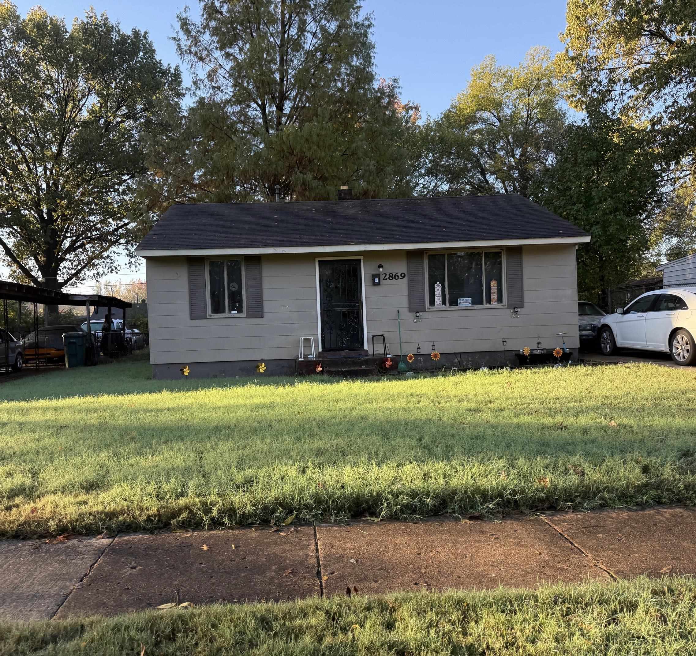 Ranch-style house with a front yard