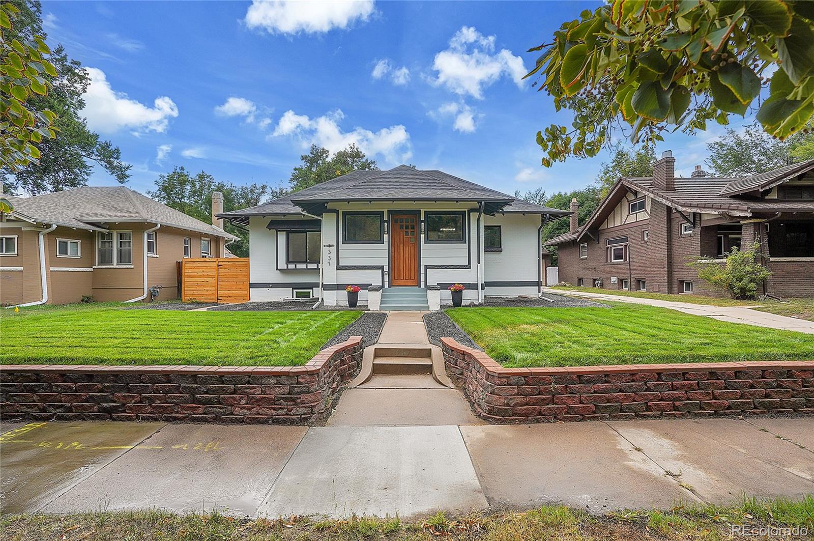 a view of an house with backyard and garden