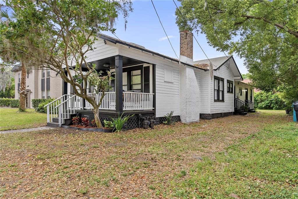 a view of a house with a yard