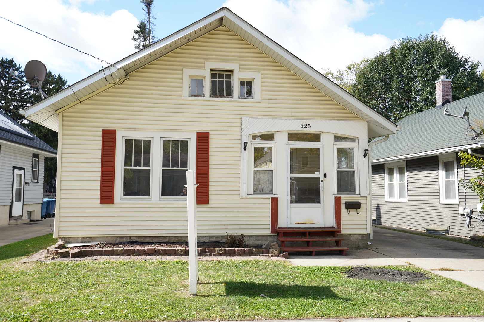 a view of a house with yard