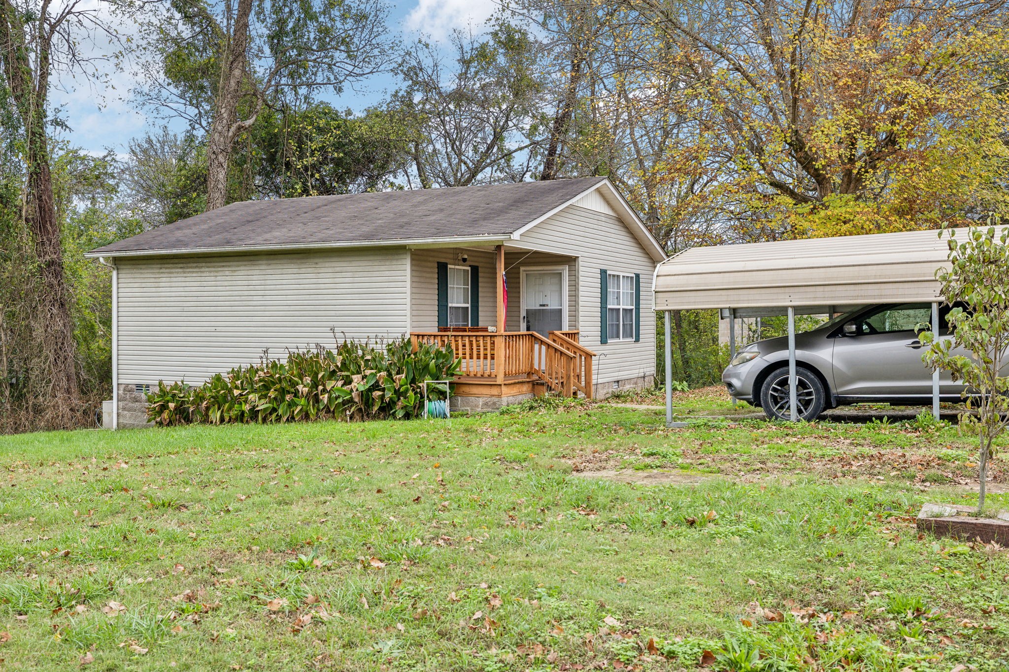 a view of a house with backyard