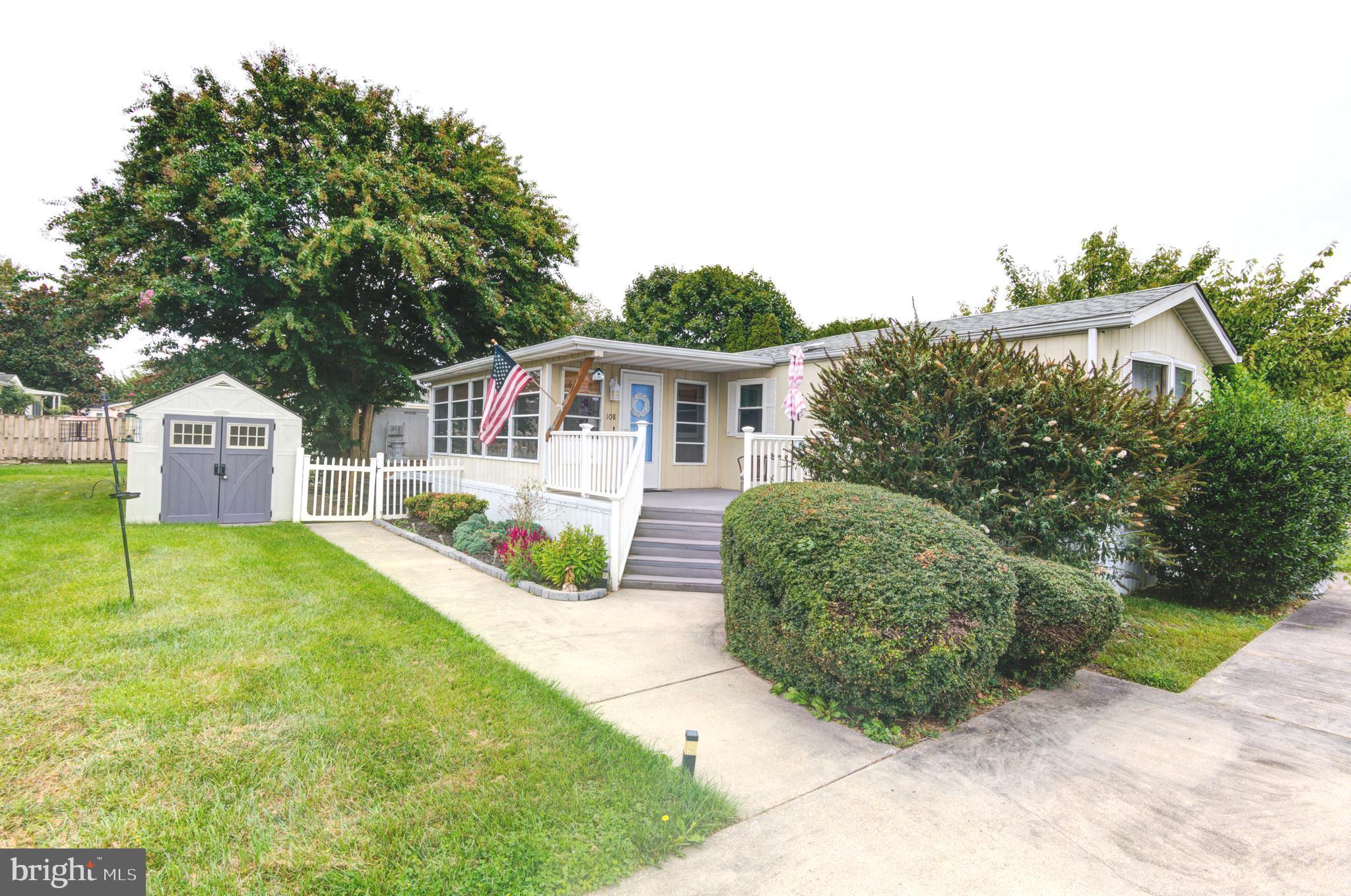 a view of a house with backyard and garden