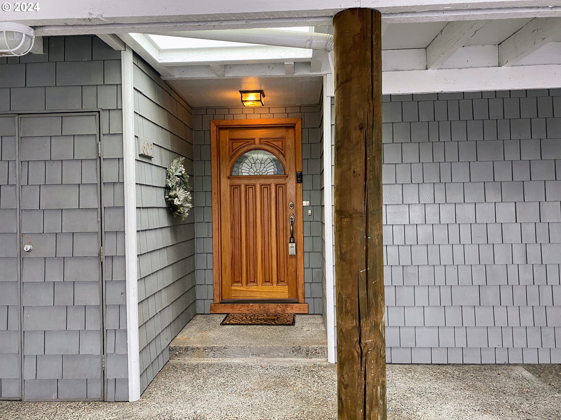 a view of entryway with a shower