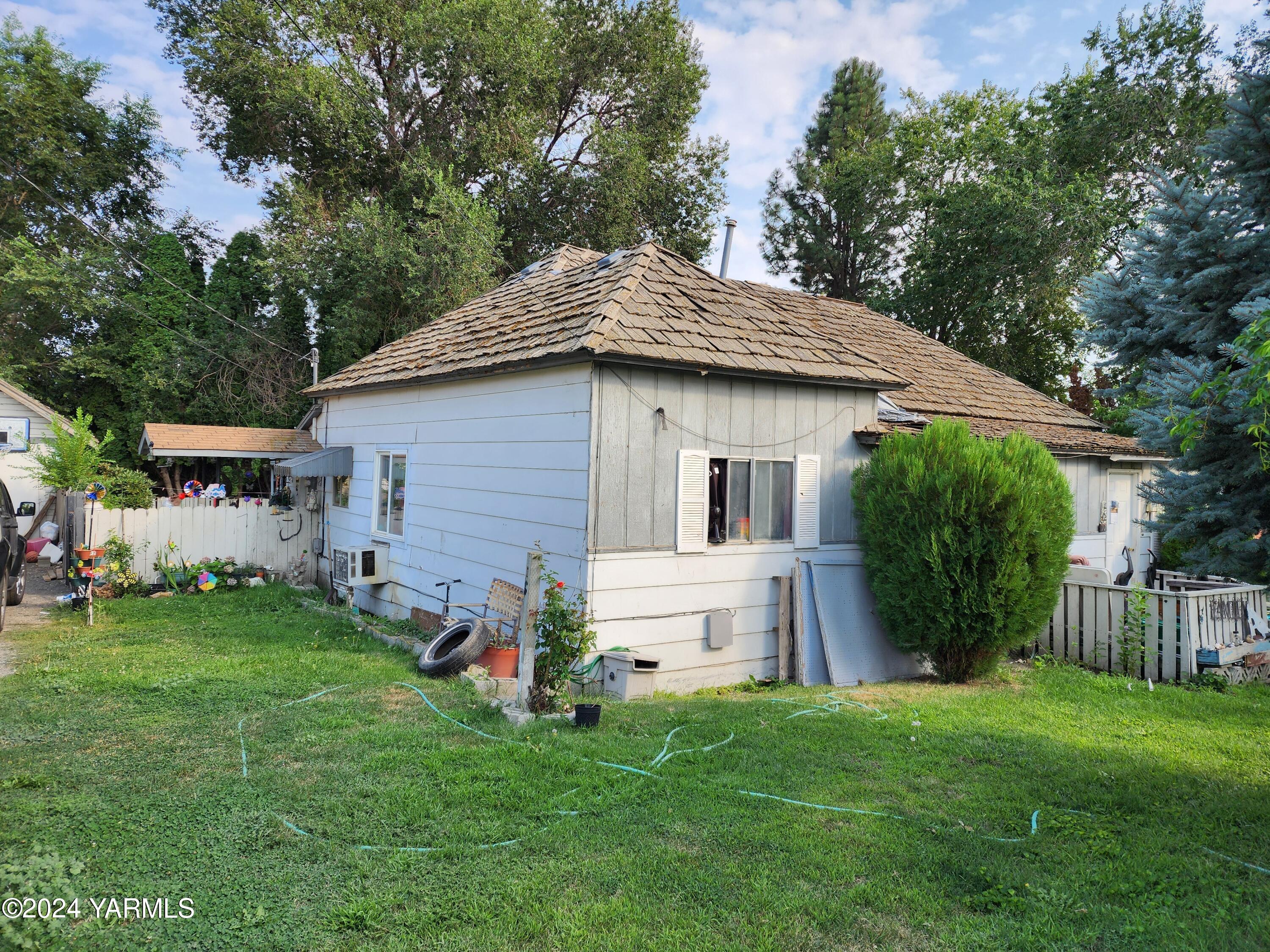 a view of a house with a yard and plants