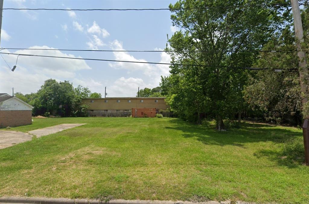 a view of a back yard