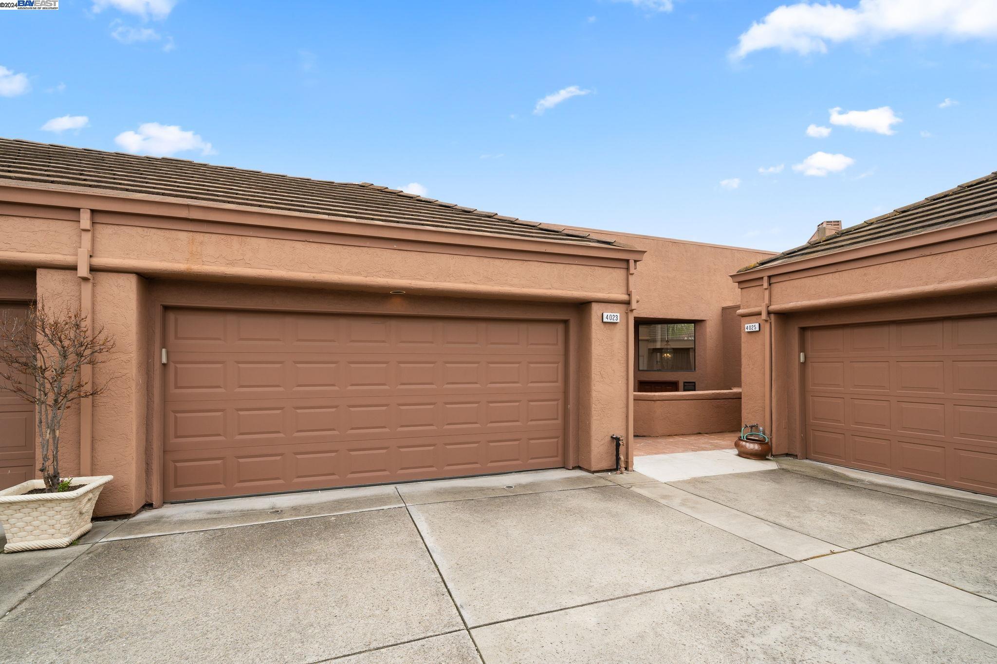 a view of a garage