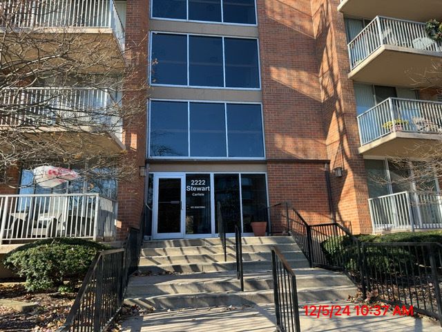 $179,900 | 2222 South Stewart Avenue, Unit 4L | Lombard