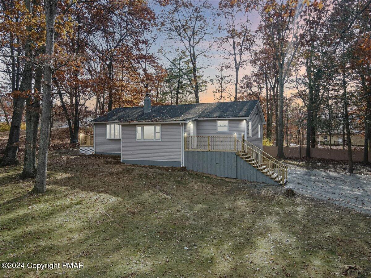 a view of a house with a yard