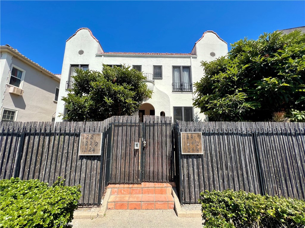 a view of a entrance gate of the house