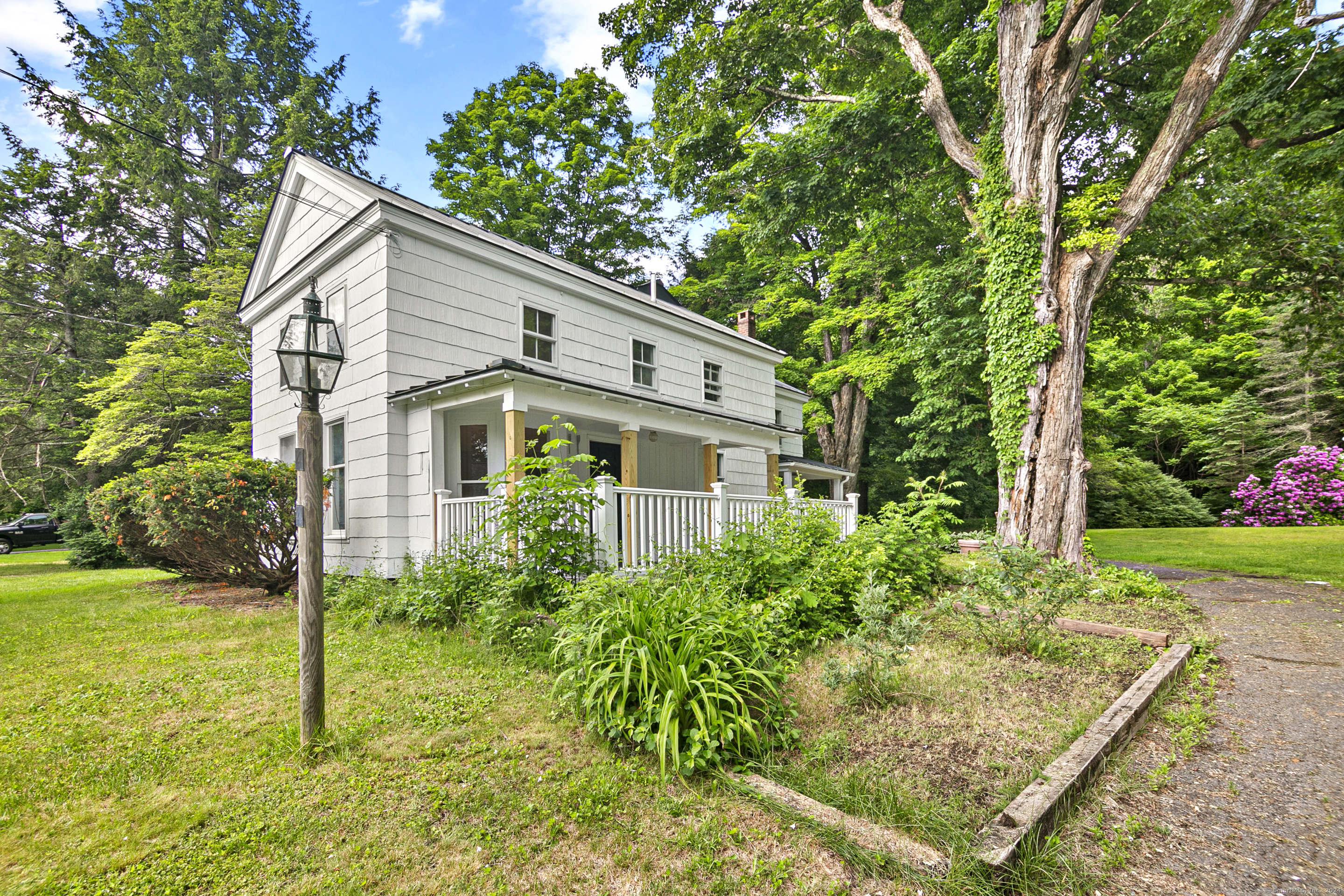 a view of a house with backyard and garden