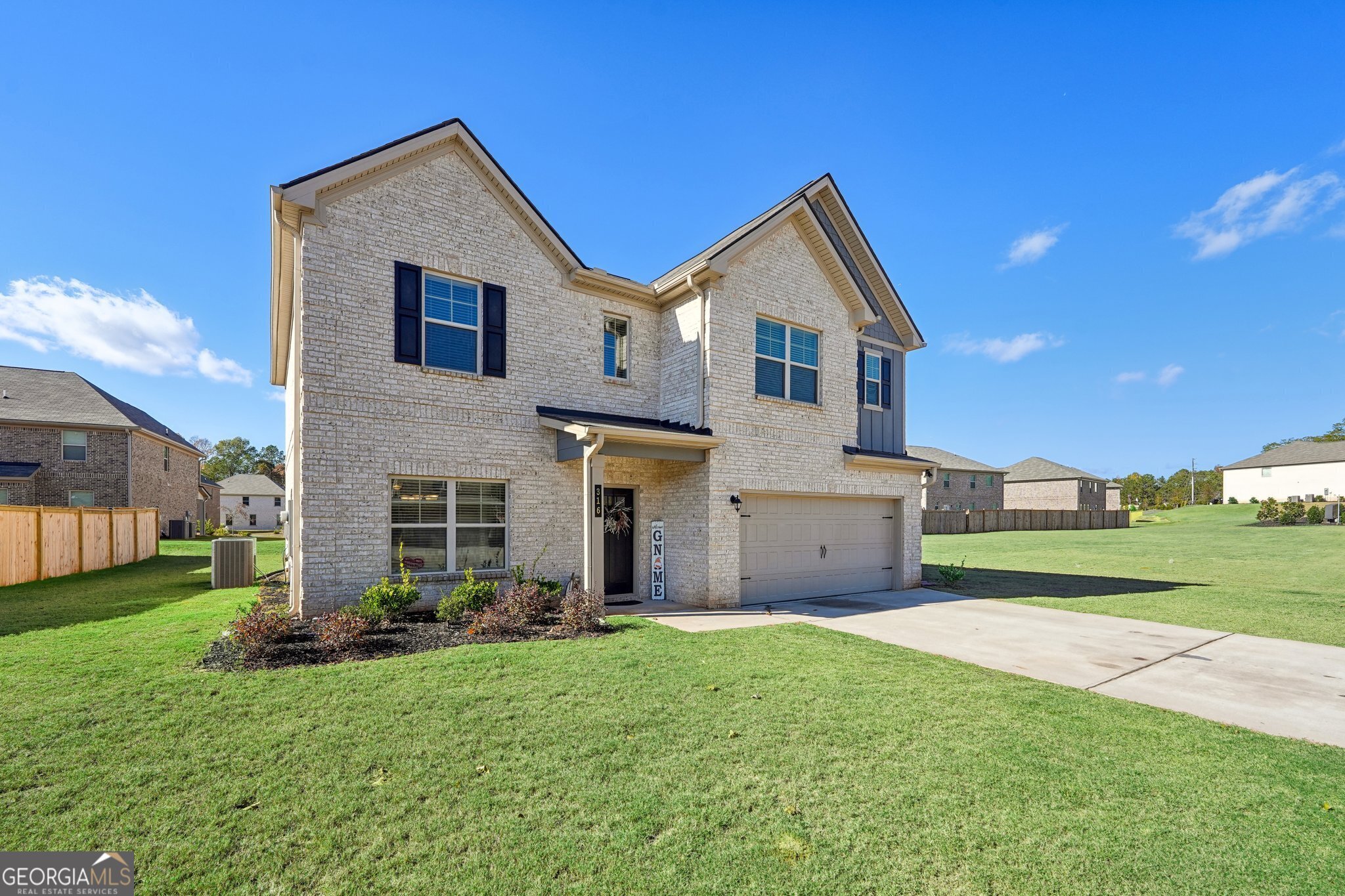 a view of a yard in front of a house with a yard