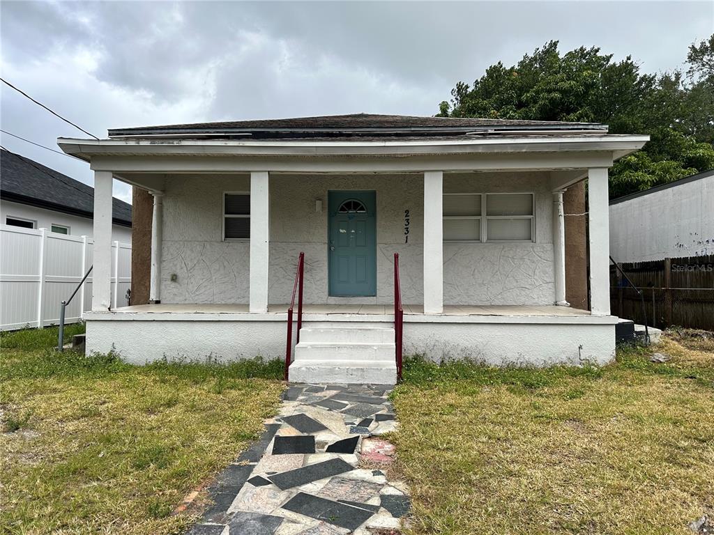 a view of a house with a yard