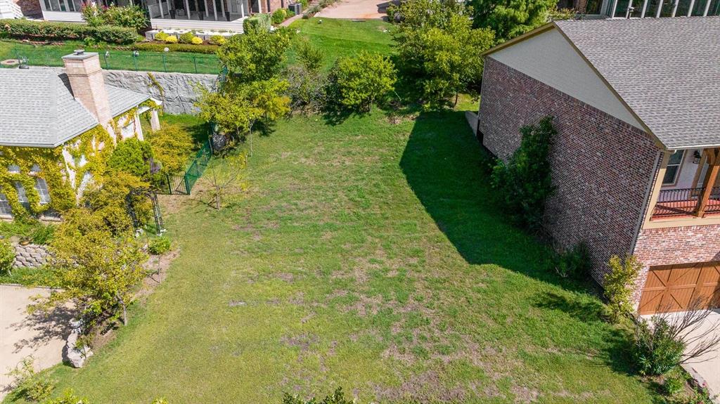 a view of a backyard with plants