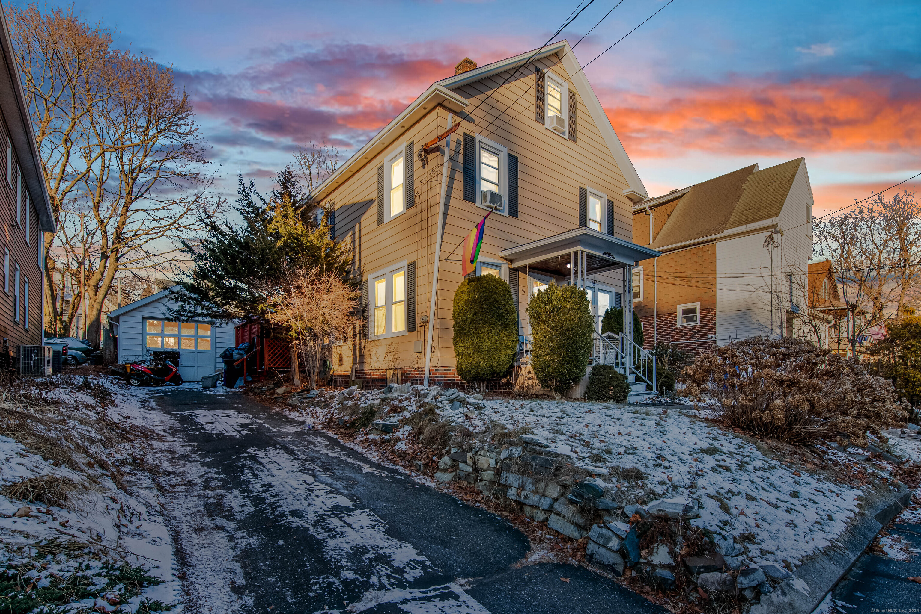 a view of a house with a yard