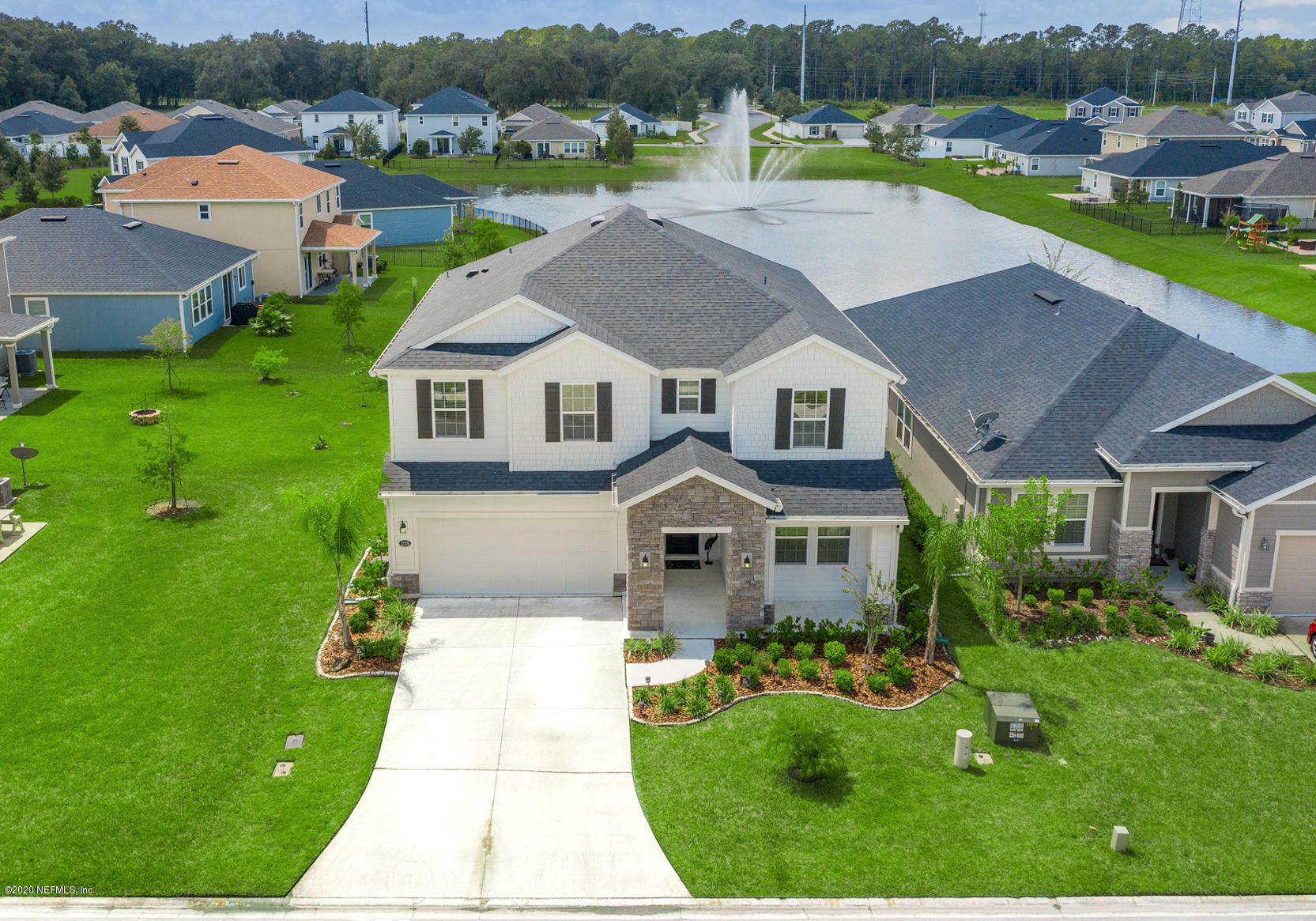 an aerial view of a house with outdoor space and lake view