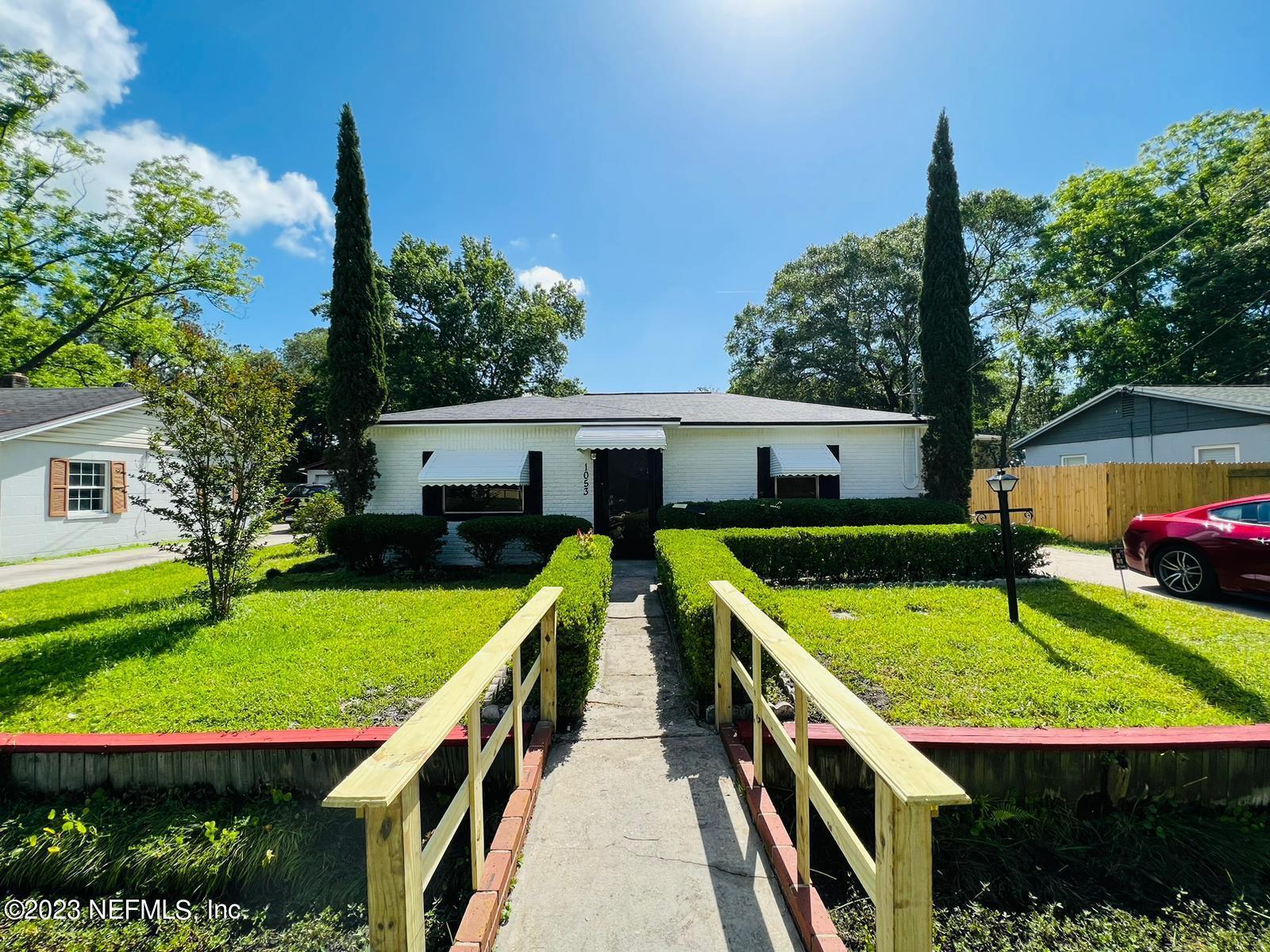 a view of an house with swimming pool and a yard