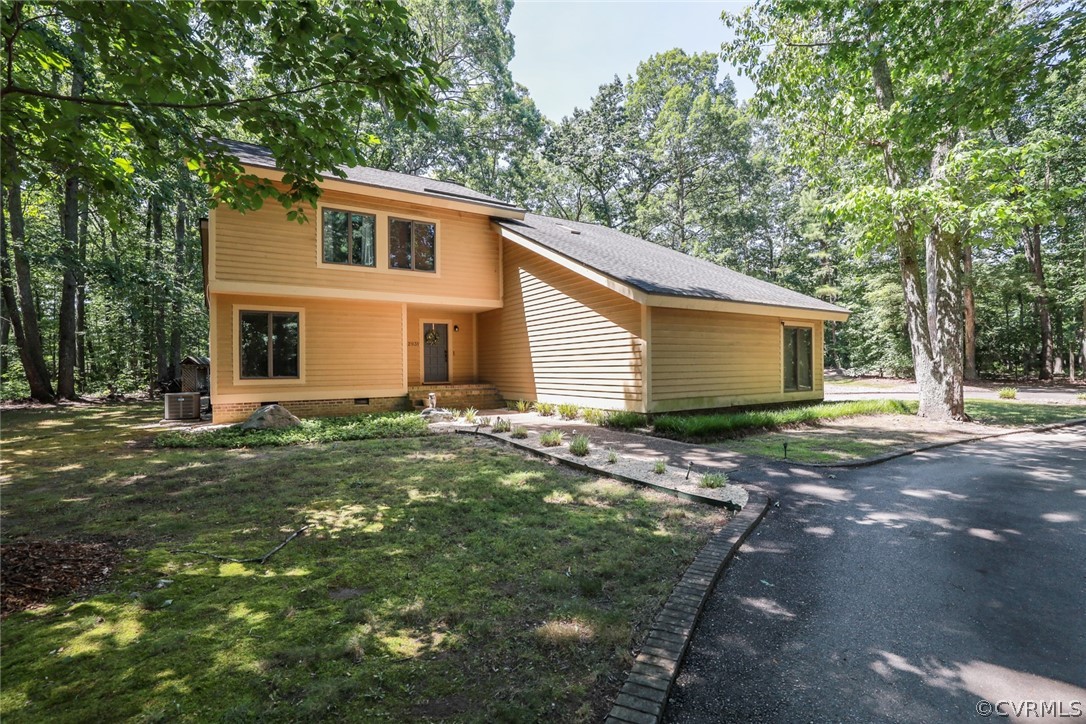 View of front facade featuring a front yard and ce