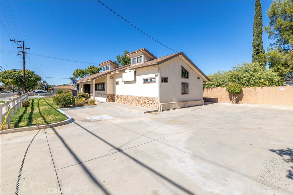 a view of house with entertaining space