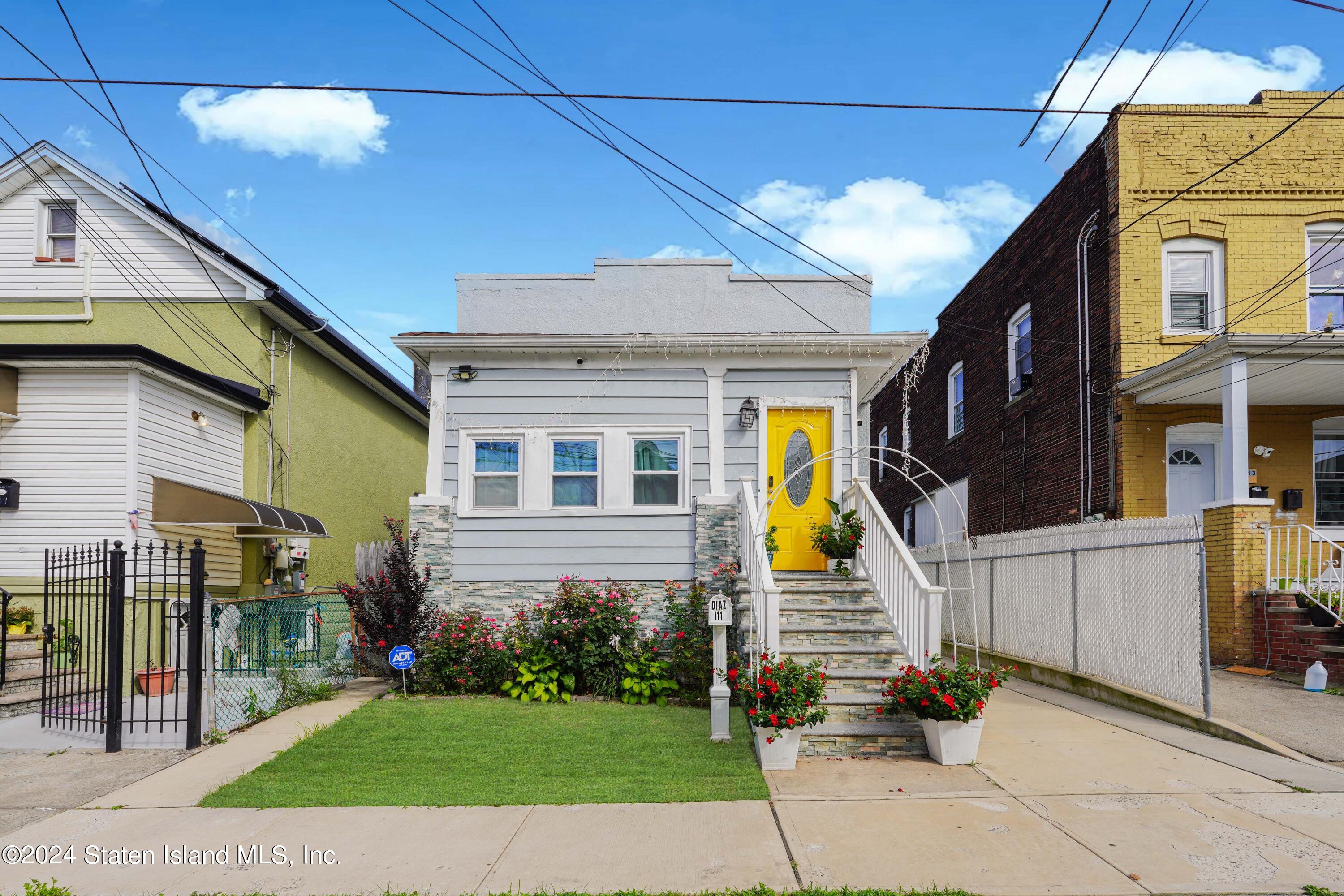 a view of a house with a yard