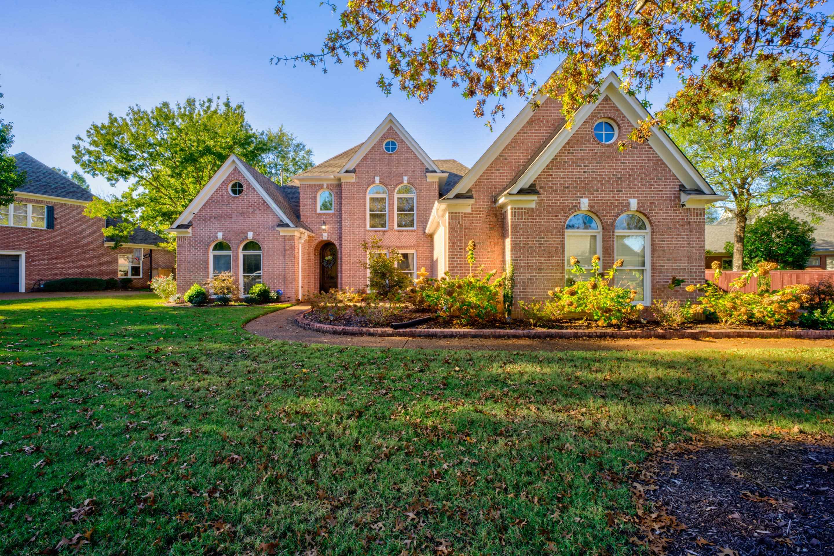 View of front of property featuring a front yard