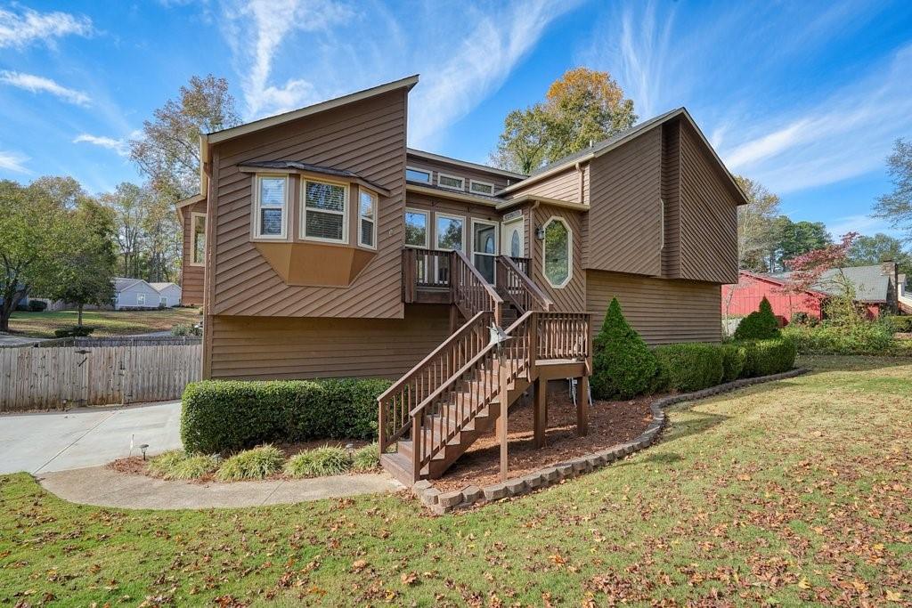 a view of a house with a yard