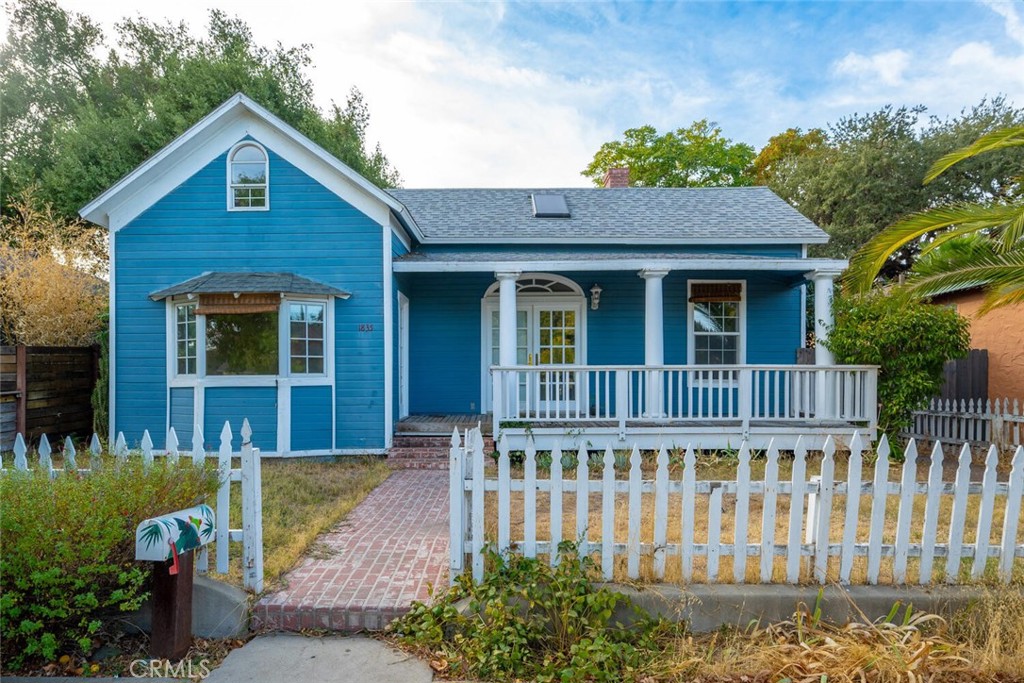 a view of front of a house with a yard