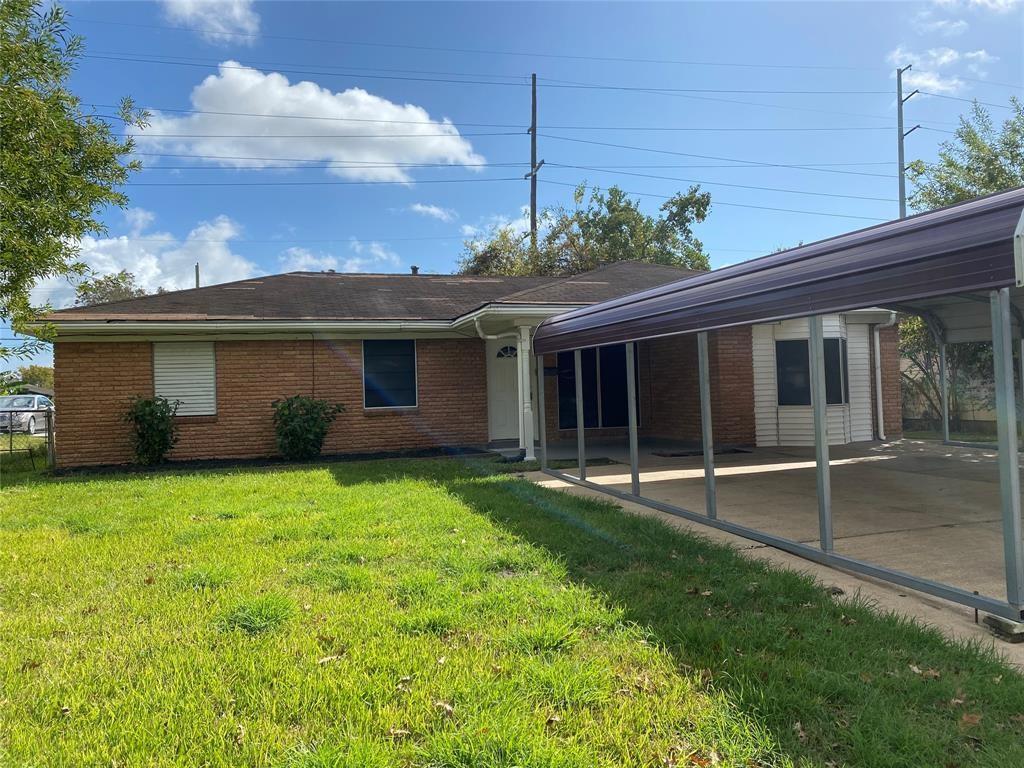 a view of a house with backyard