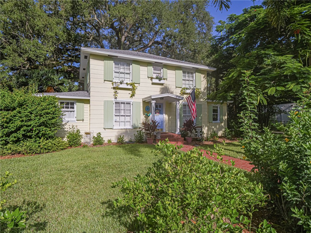 a view of a house with backyard and garden