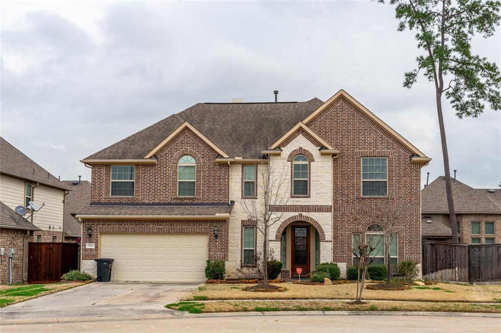 a view of a yard in front of house