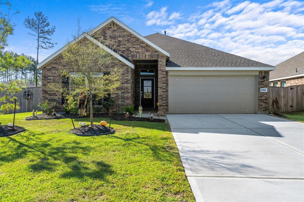 a view of a house with yard