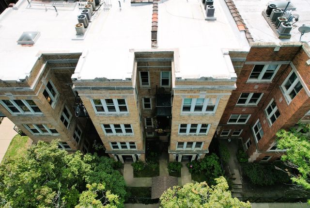 $249,000 | 1637 West Pratt Boulevard, Unit 2W | East Rogers Park