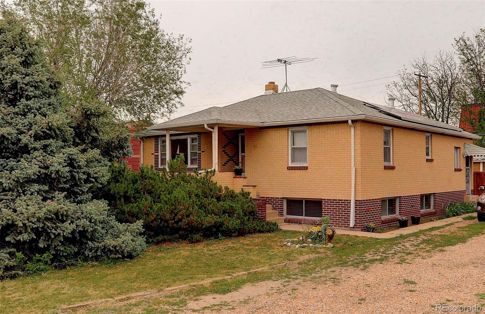 a view of a house with a yard