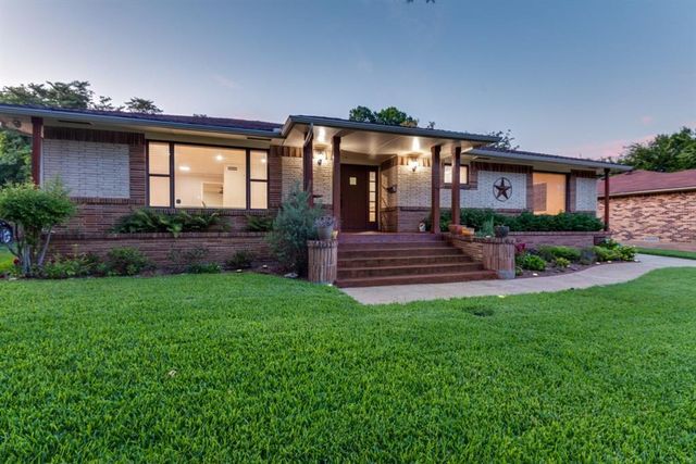$375,000 | 2541 Whitewood Drive | Kiestwood Historical Homeowners Association