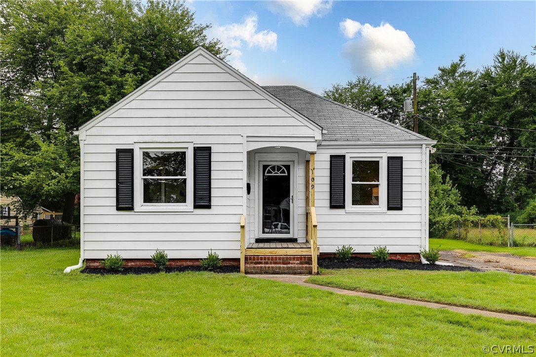 a view of a house with a yard