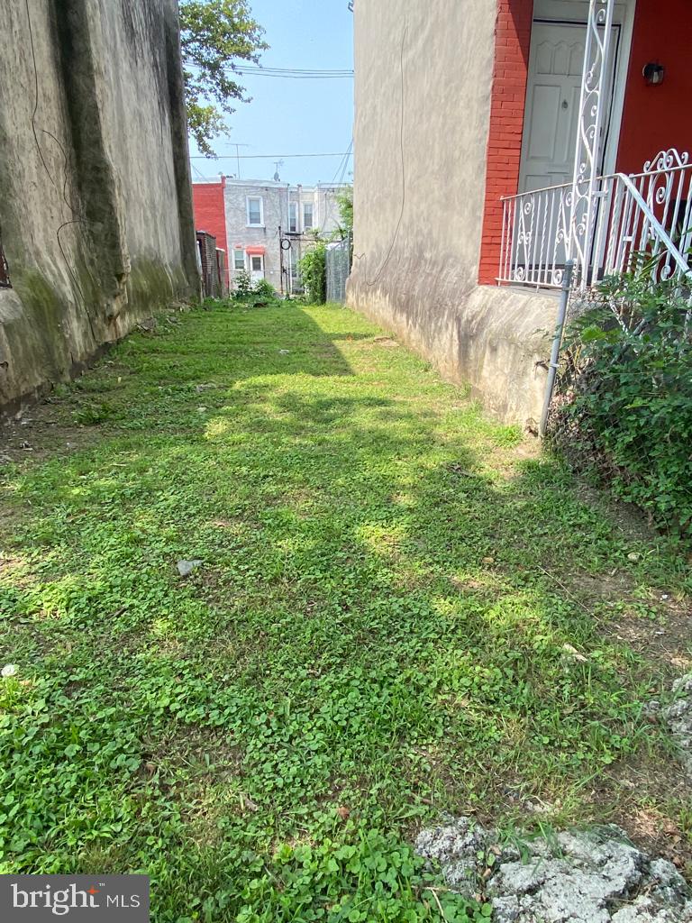 a view of an house with backyard space and garden