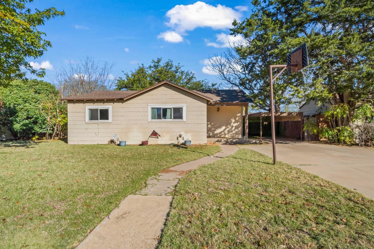 a view of a house with backyard and tree