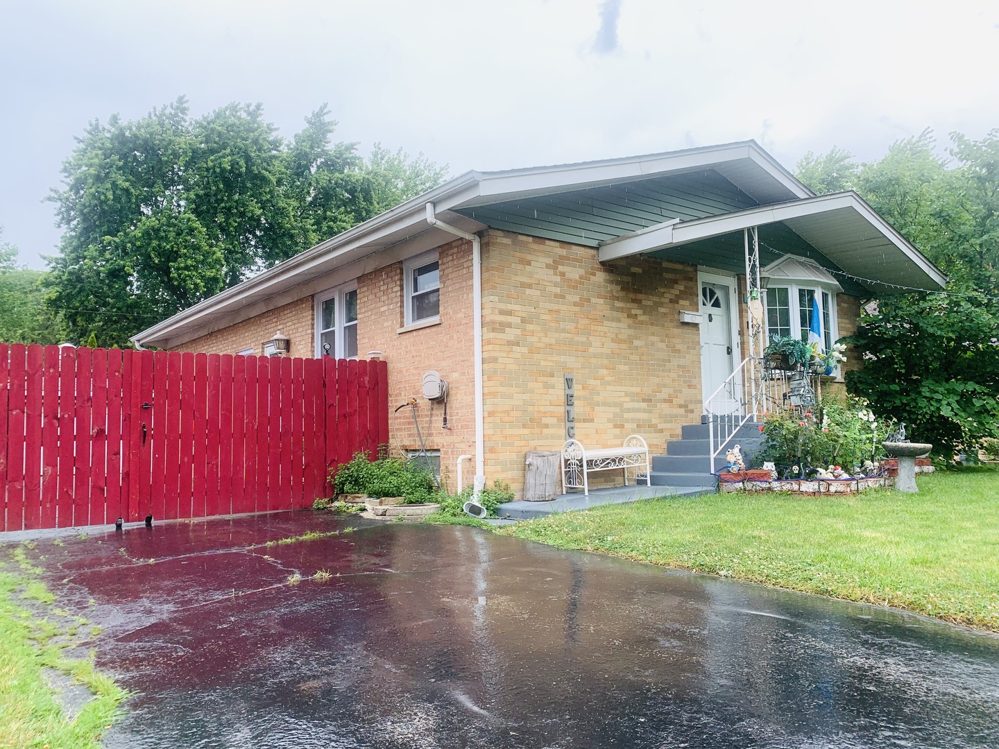 a view of a house with backyard and garden