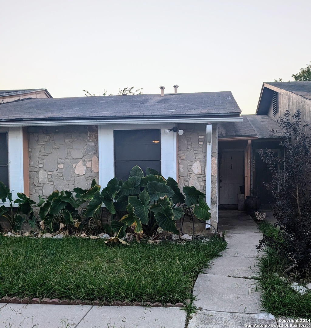 a view of house with garden and yard