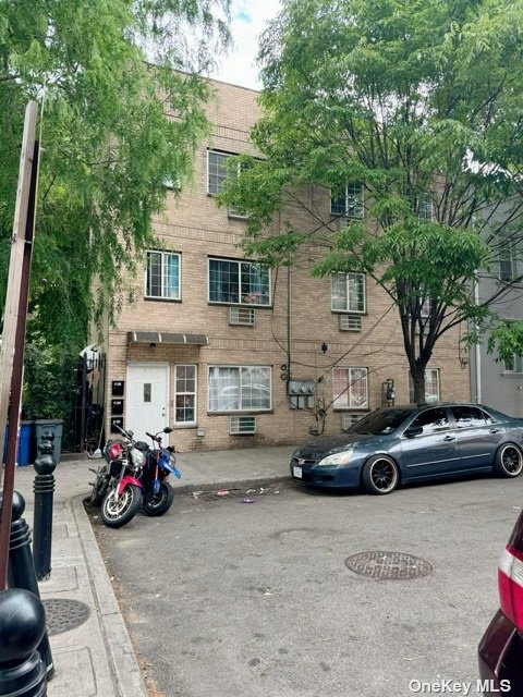 a car parked in front of a white house